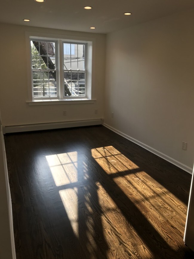 Building Photo - 2015 Homecrest Ave