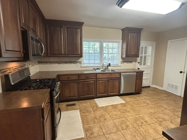Building Photo - 1531 Iris Dr