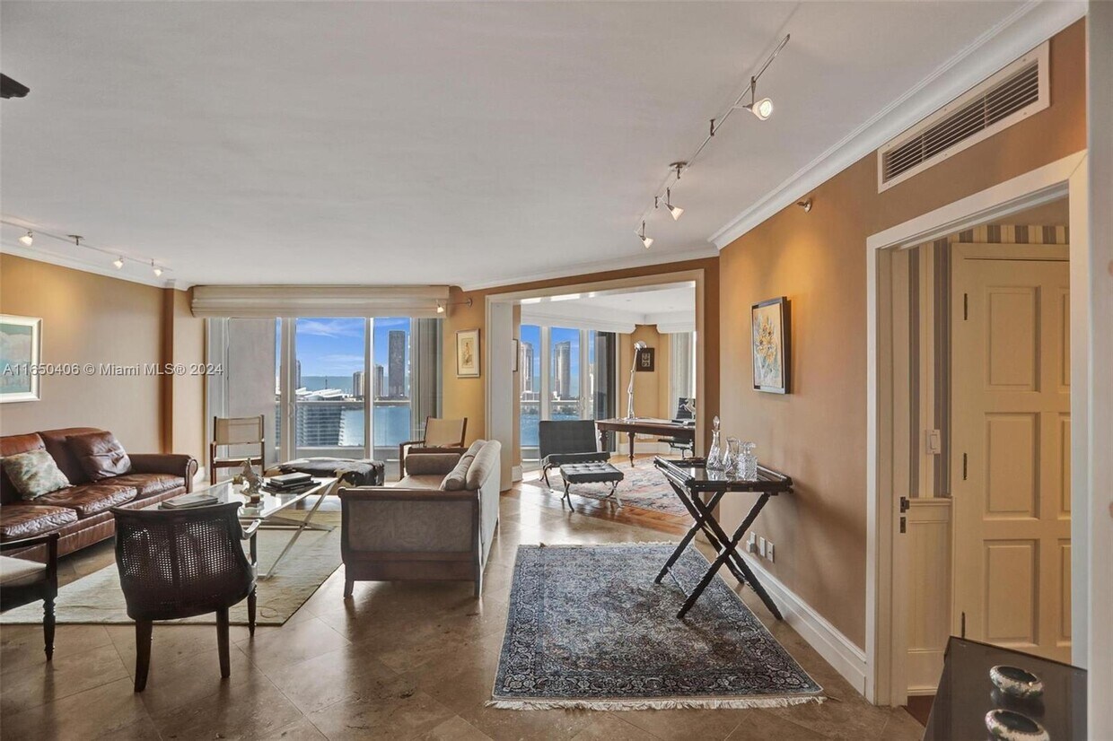 Foto principal - 7000 Island Blvd