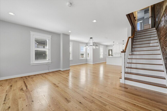 Foto del edificio - Charming Updated 4B/2.5B Home with Fenced Yard & Parking Included