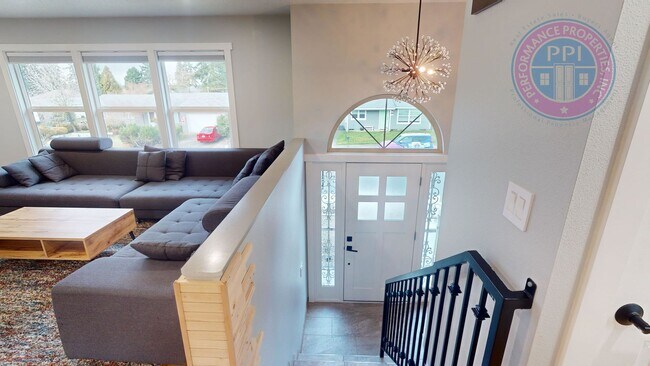 Building Photo - 3 Bedroom Possibly 4 Bedrooms - Luxury Upd...