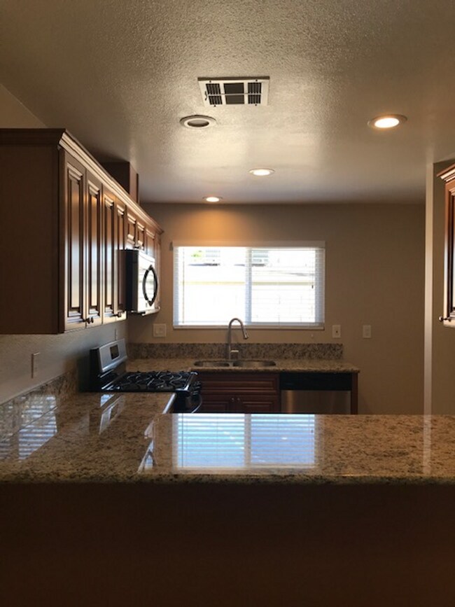 Foto del edificio - COMING SOON!! 2 Bed 2.5 Bath Apartment in ...