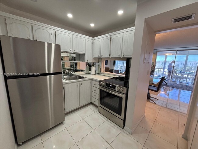 Building Photo - 2859 Leonard Dr