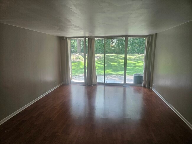 Foto del edificio - 5800 Oakwood Dr