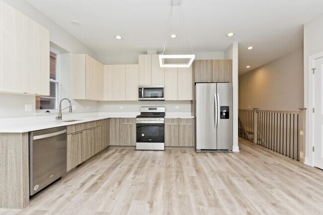 Building Photo - 5 bedroom in Chicago IL 60614