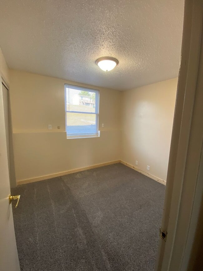 Building Photo - 304 Melody Ln