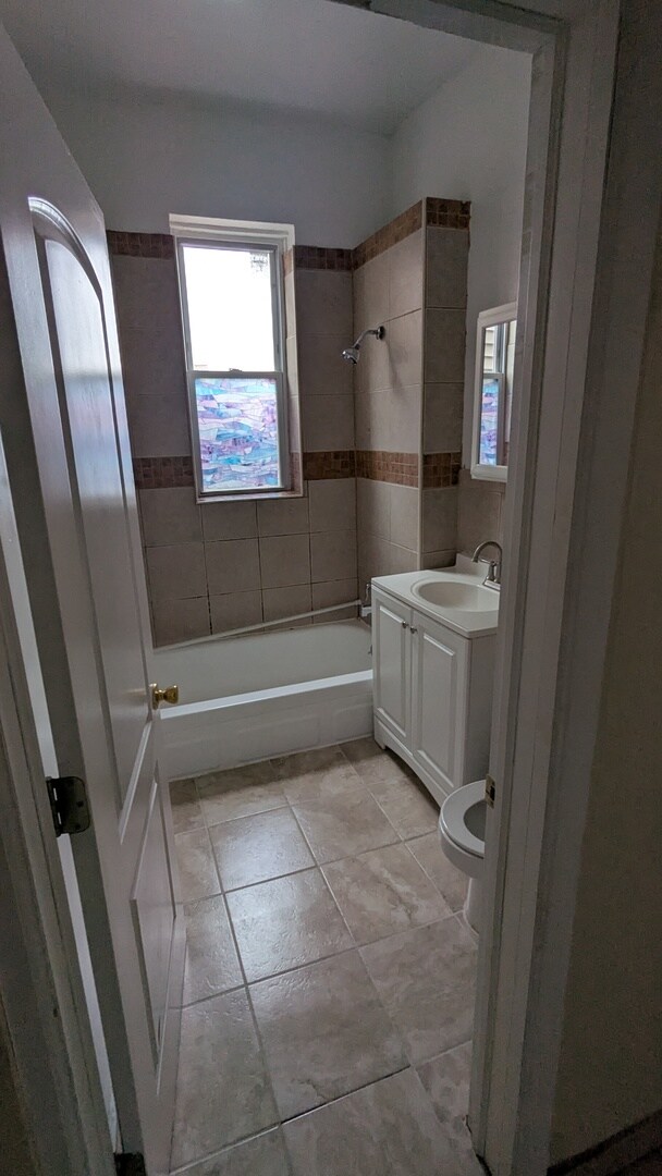 Foto del edificio - 2636 W Division St