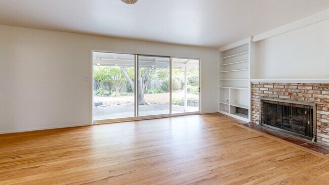 Building Photo - Beautiful Light & Bright Single Level 3 Be...