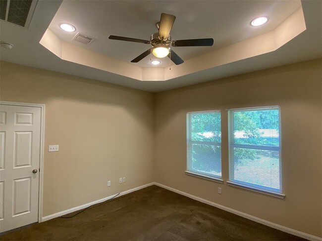 Building Photo - 618 Shady Lake Dr