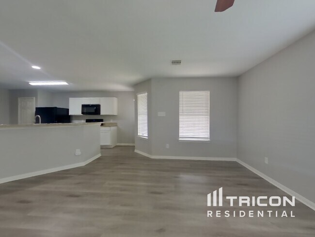 Foto del edificio - 21439 Jamals Way