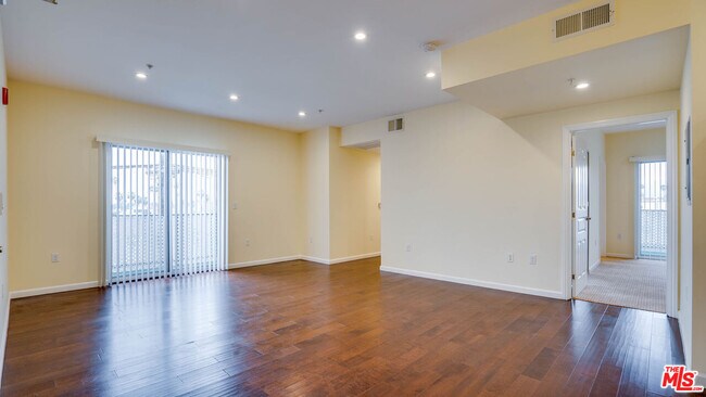 Building Photo - 155 S Oxford Ave