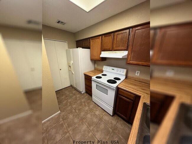 Building Photo - "Chic 2-Bedroom Retreat with 2.5 Baths in Prime Tempe Location – 1,072 Sq Ft of Modern Living!"