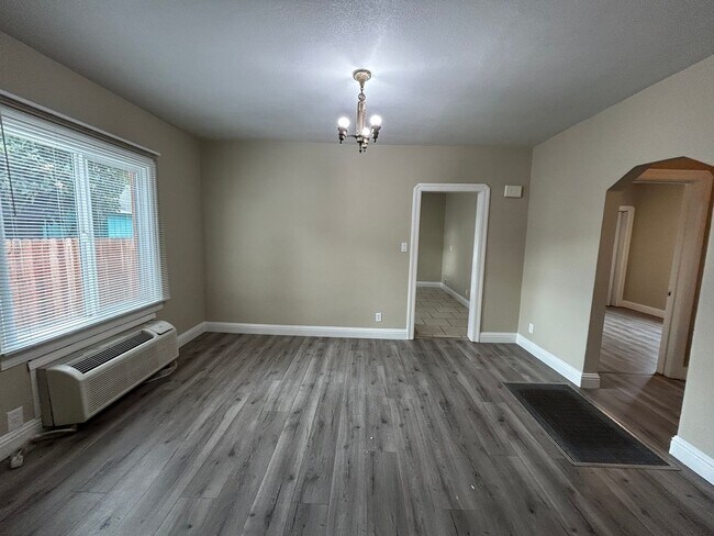 Foto del edificio - Spacious 2 Bed 2 Bath Close to Downtown