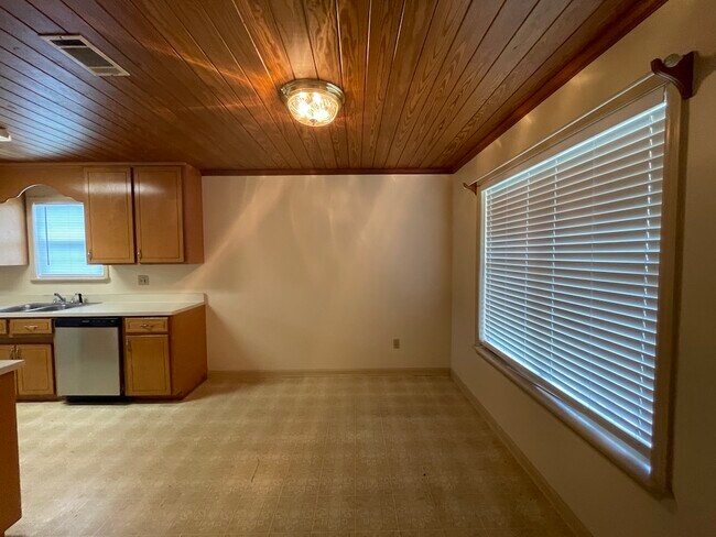 Building Photo - 2745 Tyndall Dr