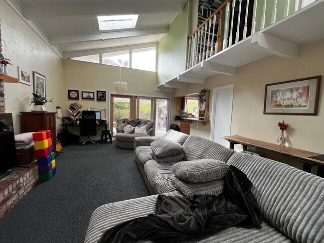Building Photo - Beautiful and spacious 2 Bedroom, 1.5 Bath...