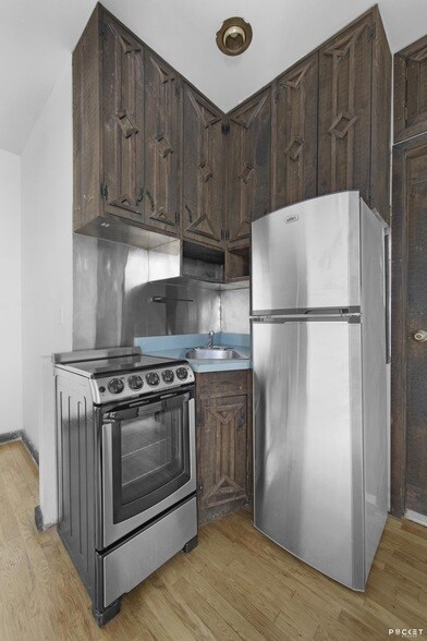 Foto del edificio - 413 E 12th St