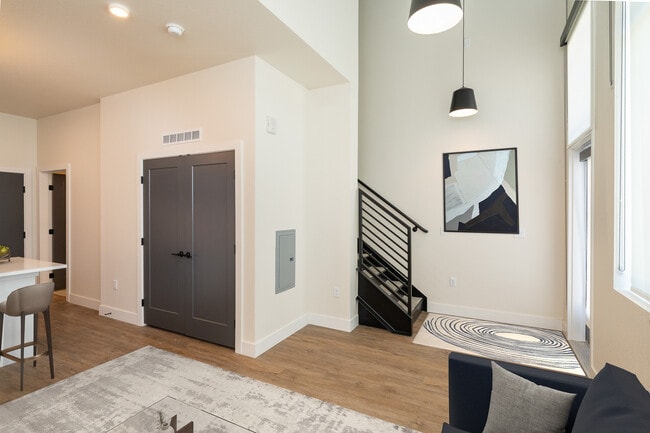 Live/Work Townhome - Sol Apartments