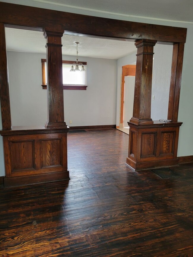 Building Photo - NEW LISTING! 3 bd/1 bath