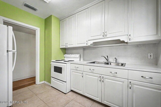 Foto del edificio - 4252 Pinewood Ave