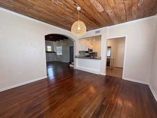 Building Photo - 359 Greenbriar Dr
