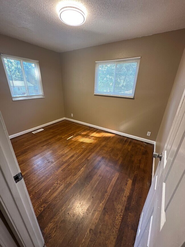 Building Photo - Great 3-bedroom w/ BONUS room in basement!...