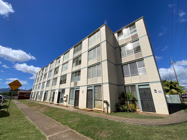 Foto del edificio - CONVENIENTLY LOCATED, TOP FLOOR UNIT IN PE...