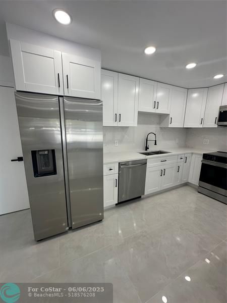 Building Photo - 4101 SW 48th Ct