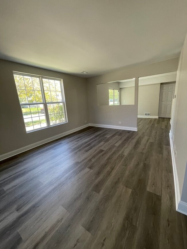 Building Photo - 1069 Symphony Dr