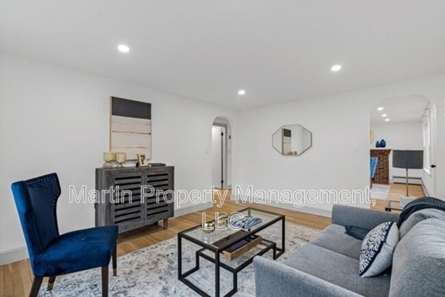 Foto del edificio - 104 Mishawum Rd