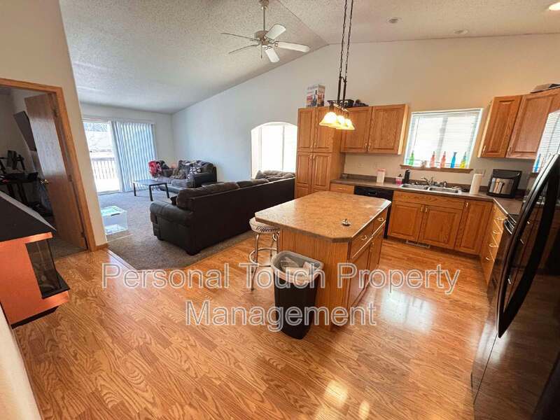 Foto principal - 3660 Harrison St S