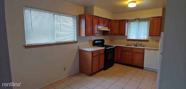 Building Photo - 3 br, 1.5 bath Townhome - 6745 N 75th St