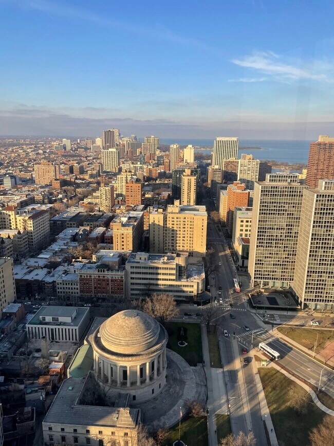 Foto del edificio - 2650 N Lakeview Ave