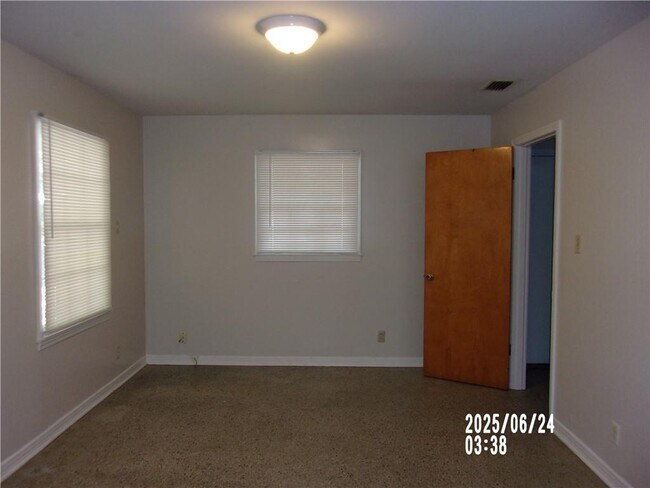 Building Photo - 408 N University Blvd