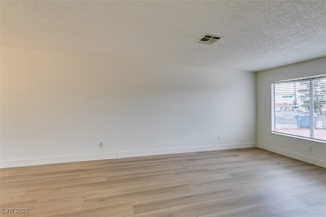 Foto del edificio - 4705 E Washington Ave