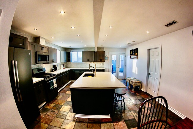 Building Photo - Charming 3 bedroom 2 bathroom in City Heights
