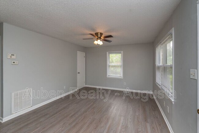 Foto del edificio - 2416 Barton Chapel Rd