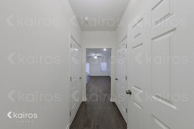 Foto del edificio - 216 Long Is Dr