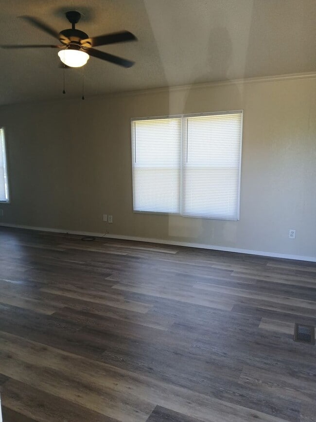 Building Photo - Charming and comfort in this 2-bedroom, 2-bath home