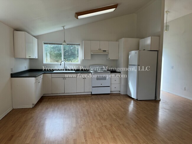 Building Photo - 489 Huston St S