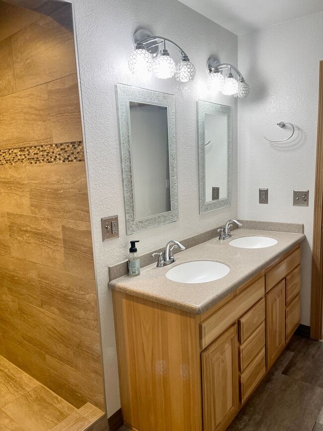 Building Photo - 3 bed/2.75 bath House Eagle River
