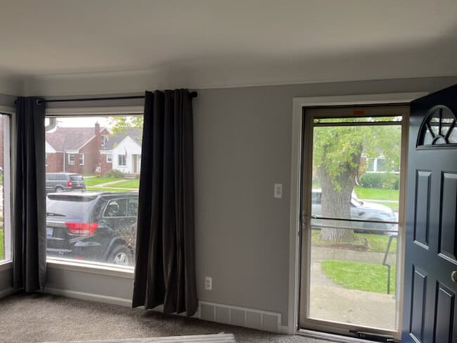 Building Photo - 1380 Riverbank St