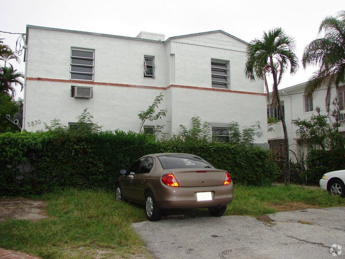 Building Photo - 2830 Pine Tree Dr