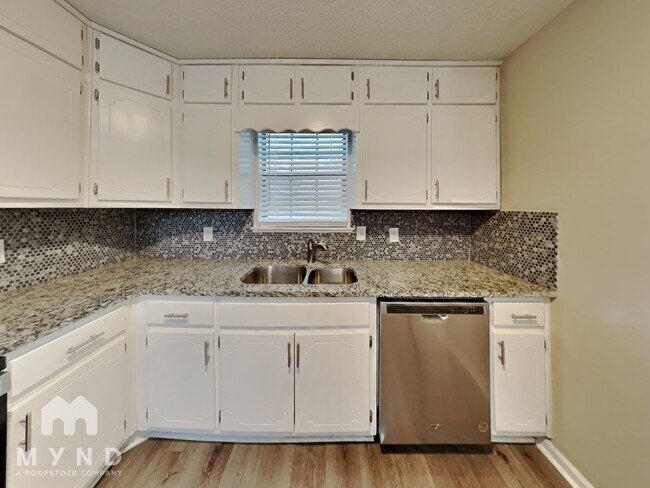 Building Photo - 208 Oak Cir N