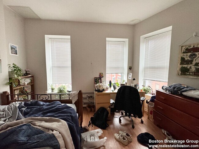 Foto del edificio - Eligible for 1k rebate!   Perfectly located 3 bed near NEU, Berklee, Wentworth, Hospitals and mor...