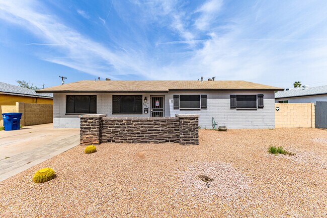 Building Photo - 1310 W Romo Jones St