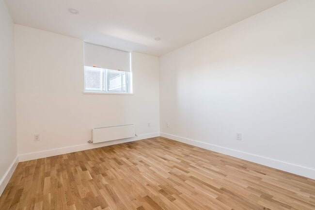 Building Photo - 230 Oak St