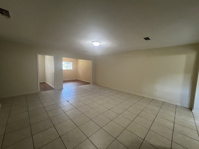 Building Photo - Duplex for Rent