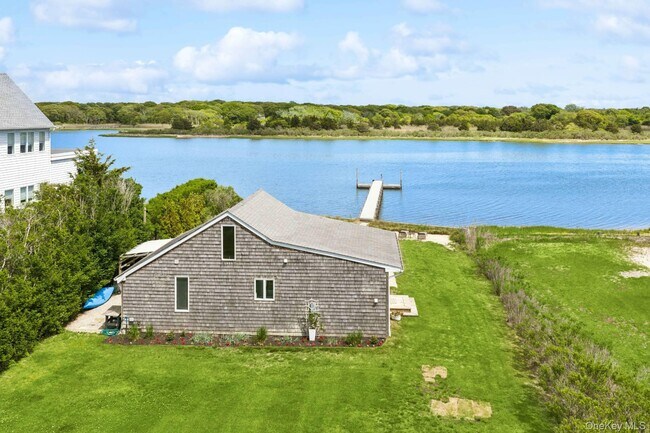 Foto del edificio - 108 Little Neck Rd