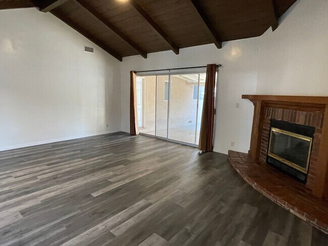 Building Photo - Newly Renovated 3bed 2 bath Home in Northr...