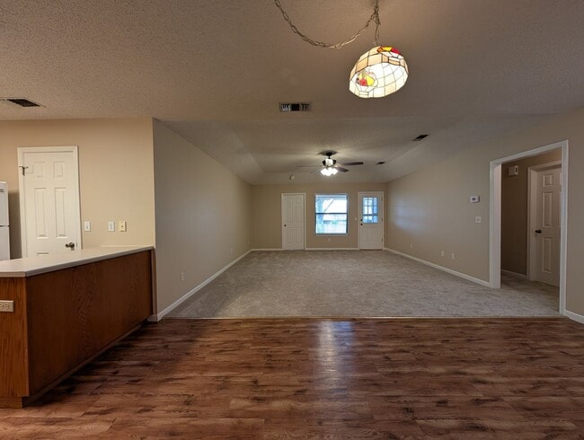 Foto del edificio - 3/2/2  Close to Kraft Park & the County Line- Memorial Trail / Fridge Included / Fenced Back Yard...